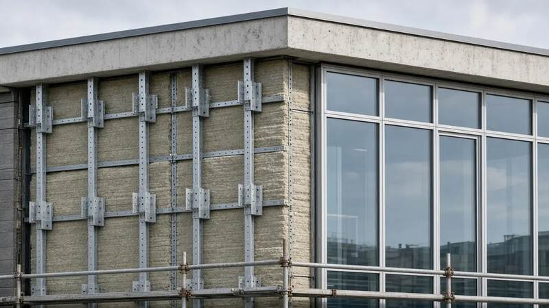Парапет плоской кровли над кронштейнами навесного фасада на строящемся доме
